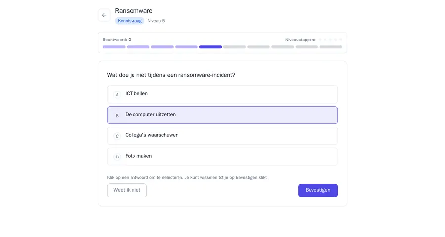 Een kennisvraag uit de nulmeting Ransomware op niveau 5, met vier antwoorden, de knop Weet ik niet en de knop Bevestigen
