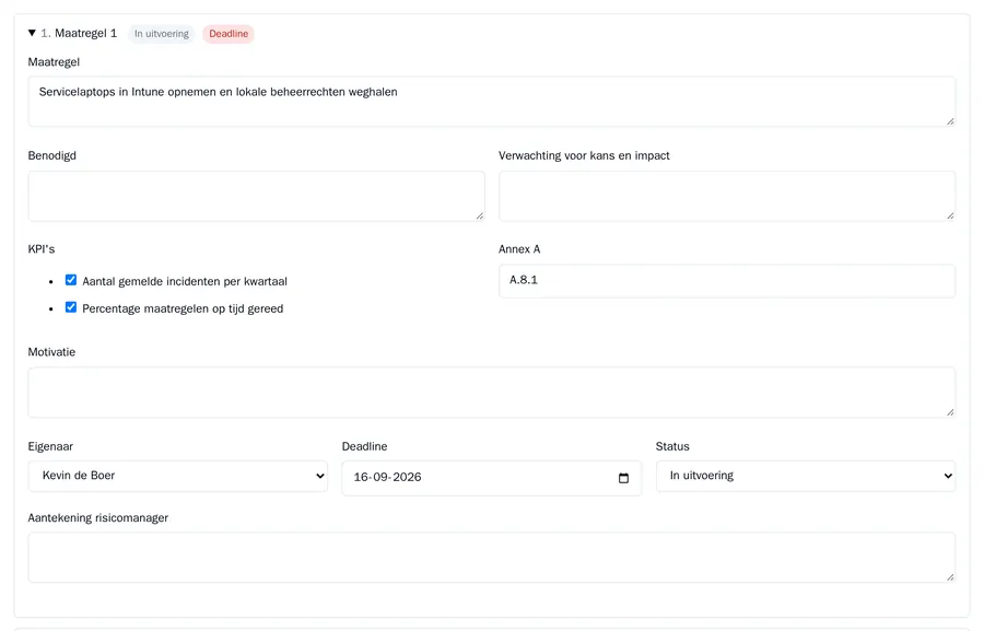 Maatregel 1: Servicelaptops in Intune opnemen en lokale beheerrechten weghalen, met twee aangevinkte KPI's, Annex A A.8.1, eigenaar Kevin de Boer, een deadline en status In uitvoering