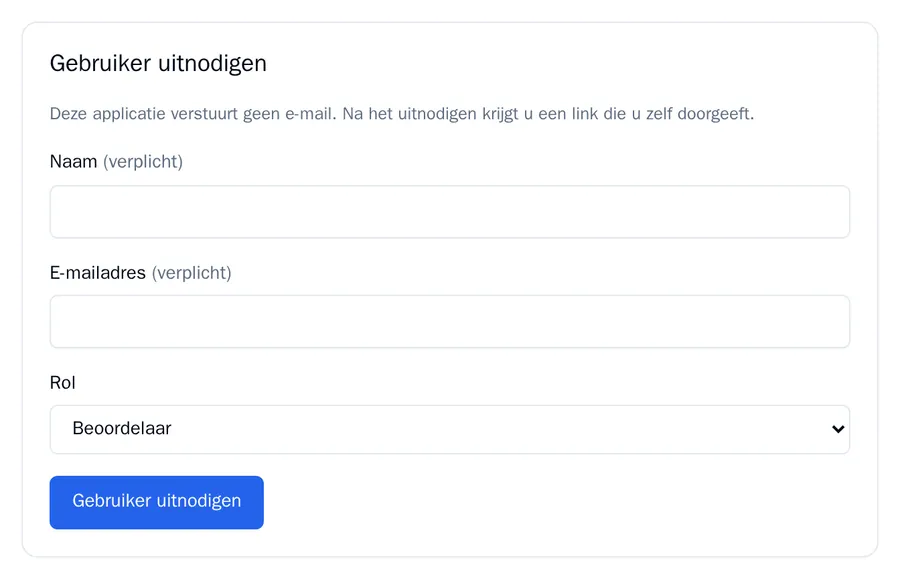 Het formulier Gebruiker uitnodigen met de uitleg dat de applicatie geen e-mail verstuurt, de velden Naam, E-mailadres en Rol en de knop Gebruiker uitnodigen